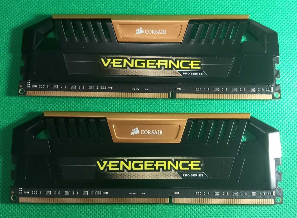 Memória RAM Corsair Vengeance PRO 16GB (2x8GB) DDR3 2400MHz