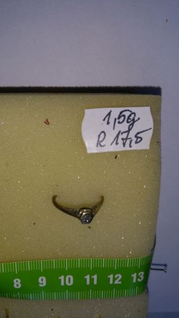 Pierścionek złoty z diamentami i w cenie 2000 zł.1