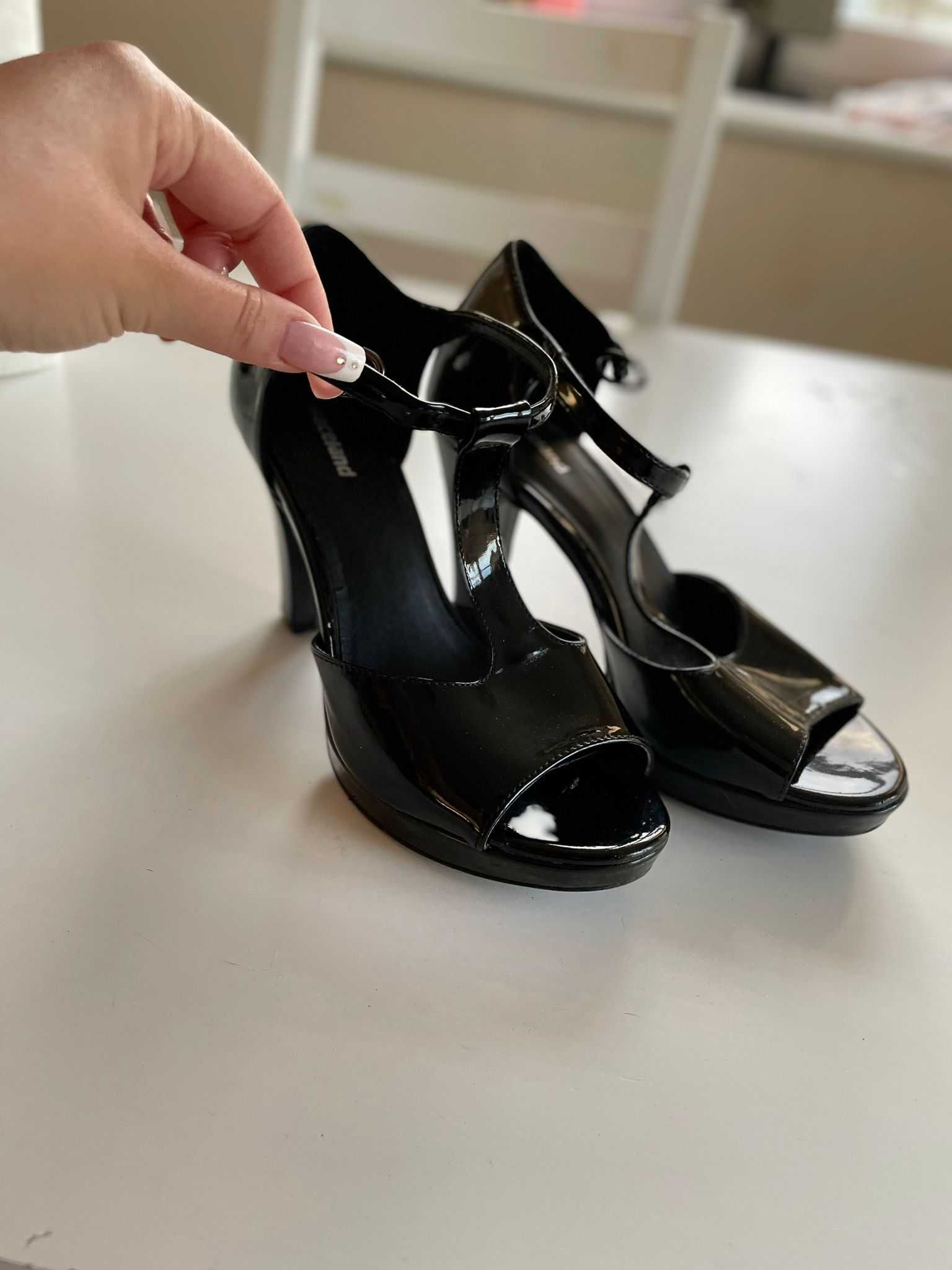 Czarne buty na obcasie r. 37