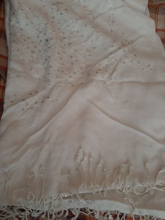 Echarpes Grande branca com apliques+ oferta echarpe