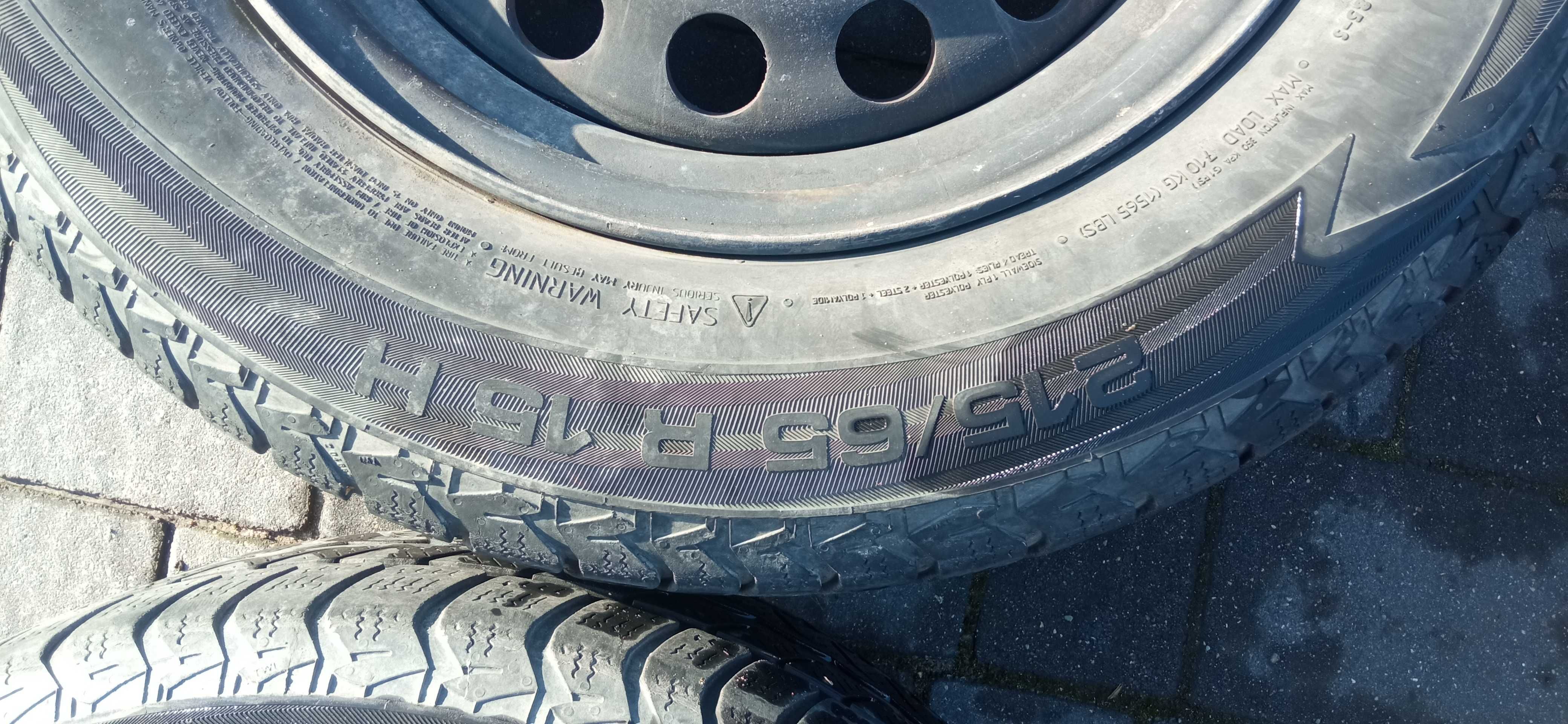 Felgi BMW R15 z oponami Uniroyal 215/65 R 15 zimowe