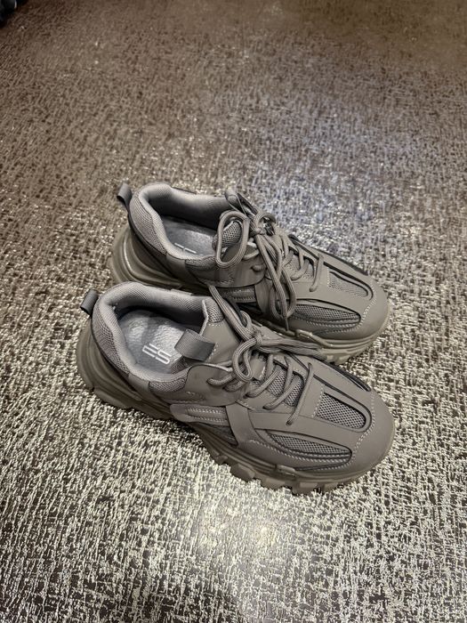 Сірі шкіряні кросівки, 37 розмір.