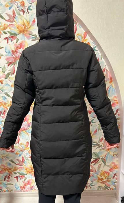 Жіночий чорний пуховик