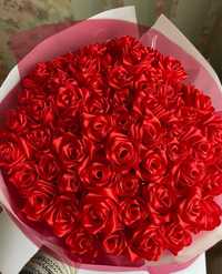 Червоні троянди з атласної стрічки