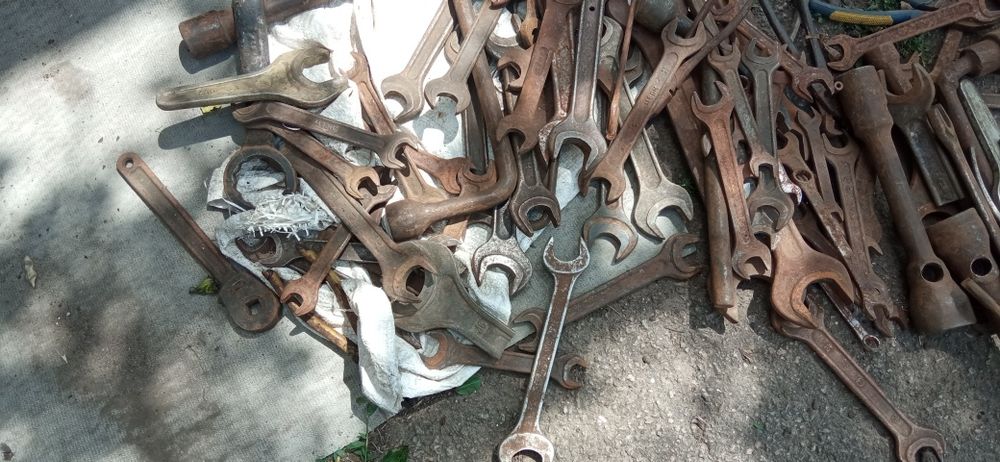 Інструменти на вагу. Ключі рожкові. Молотки. Топори.