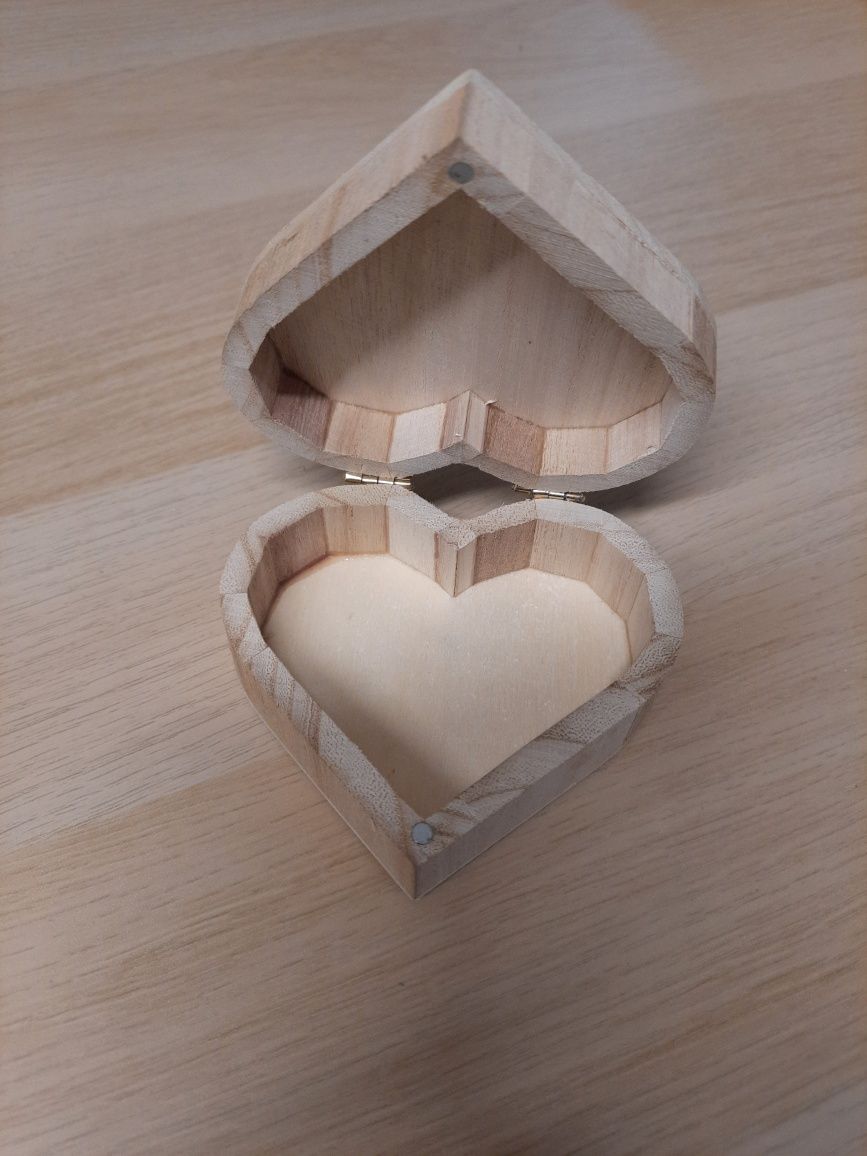 Drewniane serduszko pudełko na obrączki szkatułka