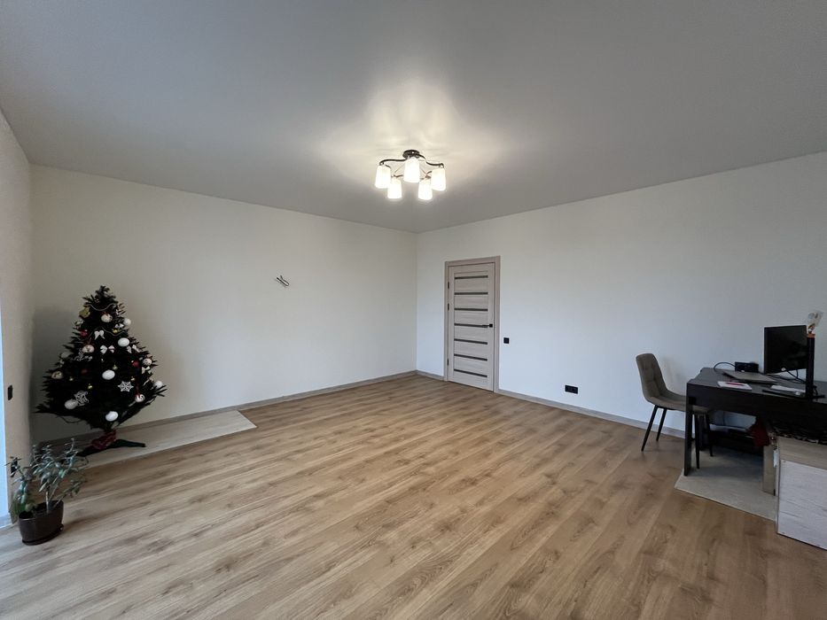 Продається простора 3 кім. пл.105 м2. Постанови.