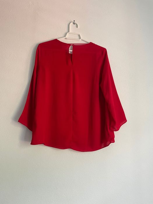 Blusa vermelha com assimetrias