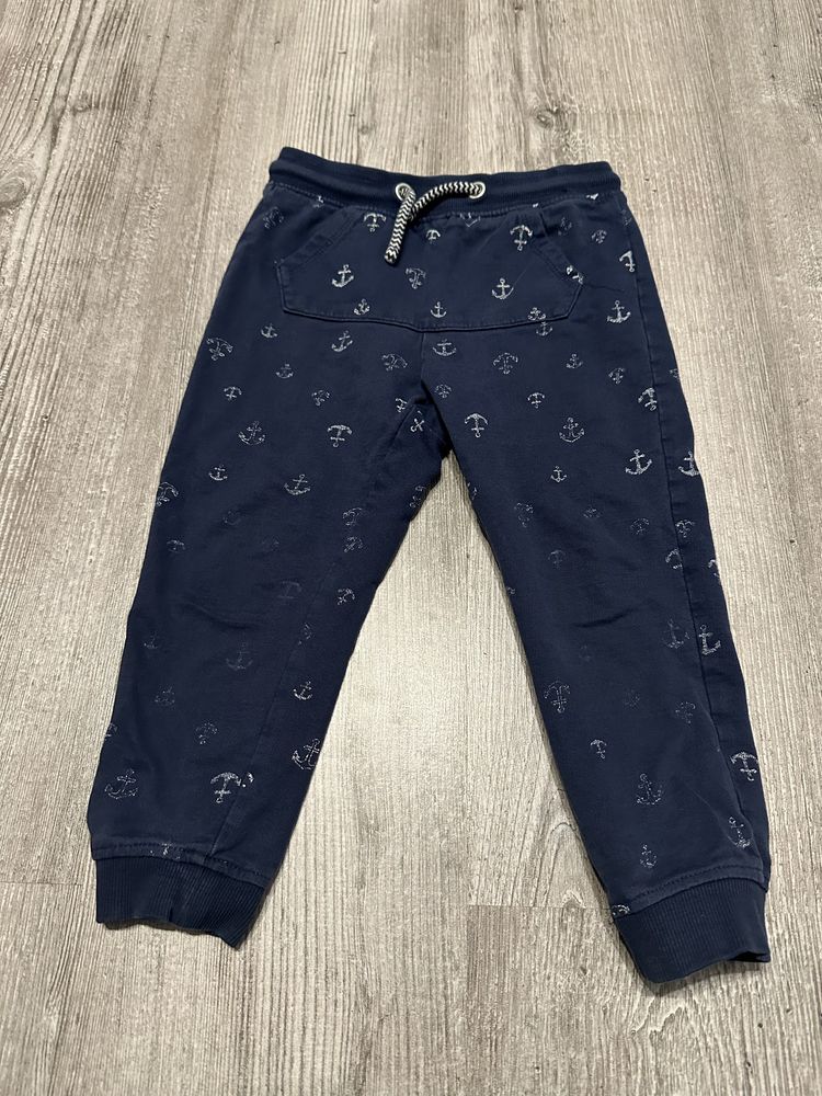 Granatowe spodnie dresowe dla chłopca dresy kotwice 104