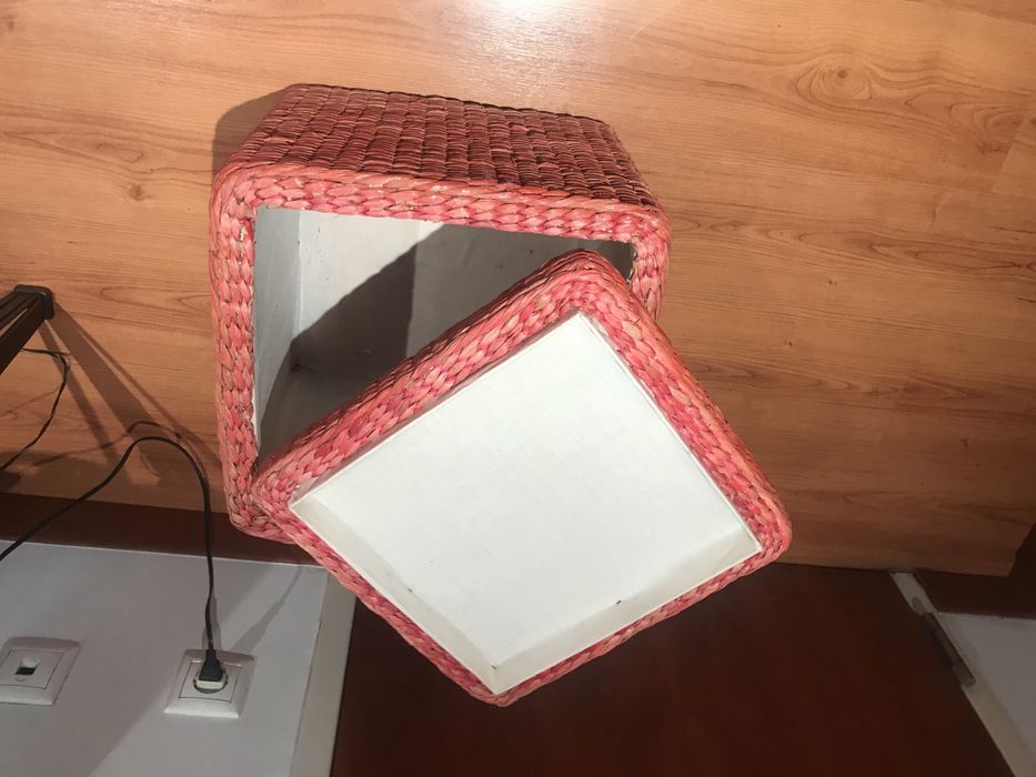 Puff em madeira revestido a rafia ( tem caixa para arrumacoes interior