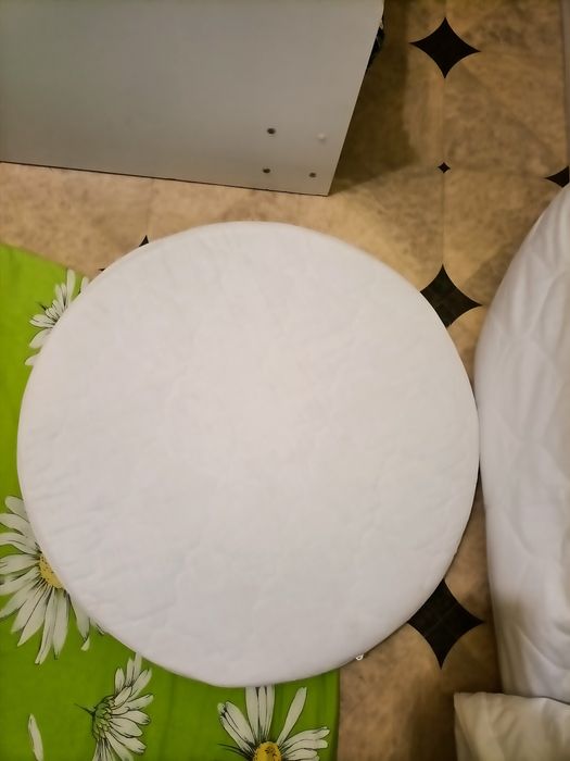 Продам 2 матрасика на круглую и овальную. кроватку.