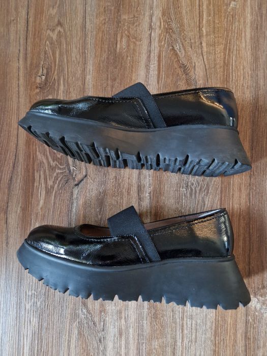Czarne skórzane lakierowane półbuty Wonders, r. 40