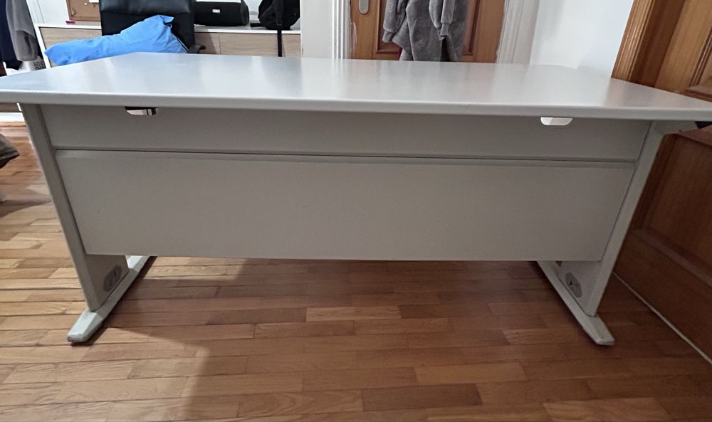 Mesa de escritório como nova