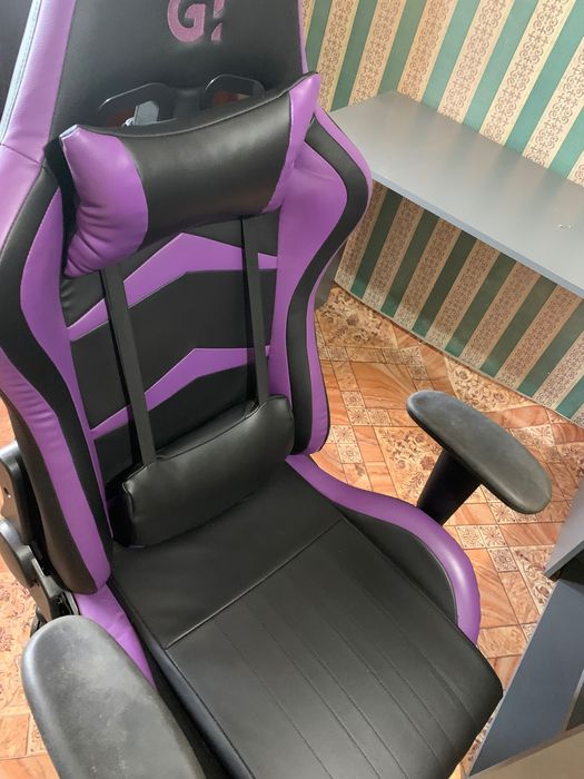 Продаю игровое кресло GT Racer (фиолетово-чёрное), отличное состояние.