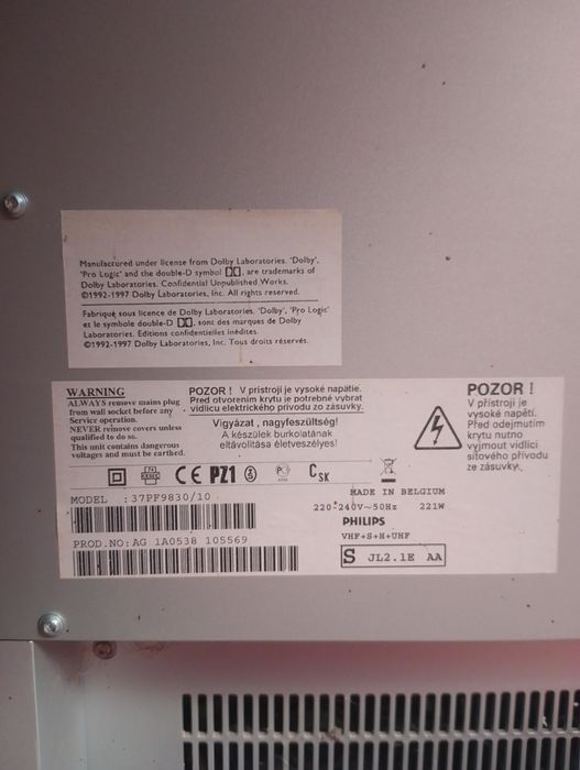 Величезний телевізор, домашній кінотеатр Philips