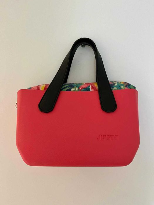 Mala de mão da marca Ju´sto em rosa fuchsia com 2 bolsas para interior