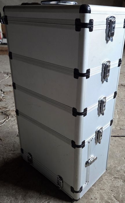 Profesjonalny, modułowy kufer  na kółkach
