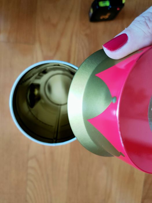 Caixa decorada de metal