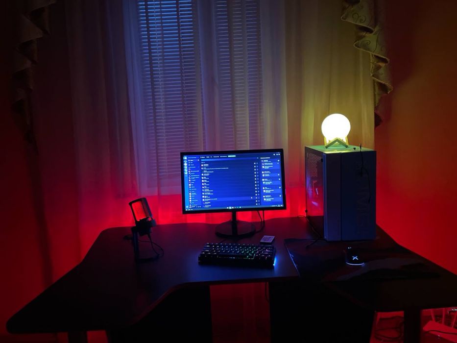 Стол компʼютерний Zeus