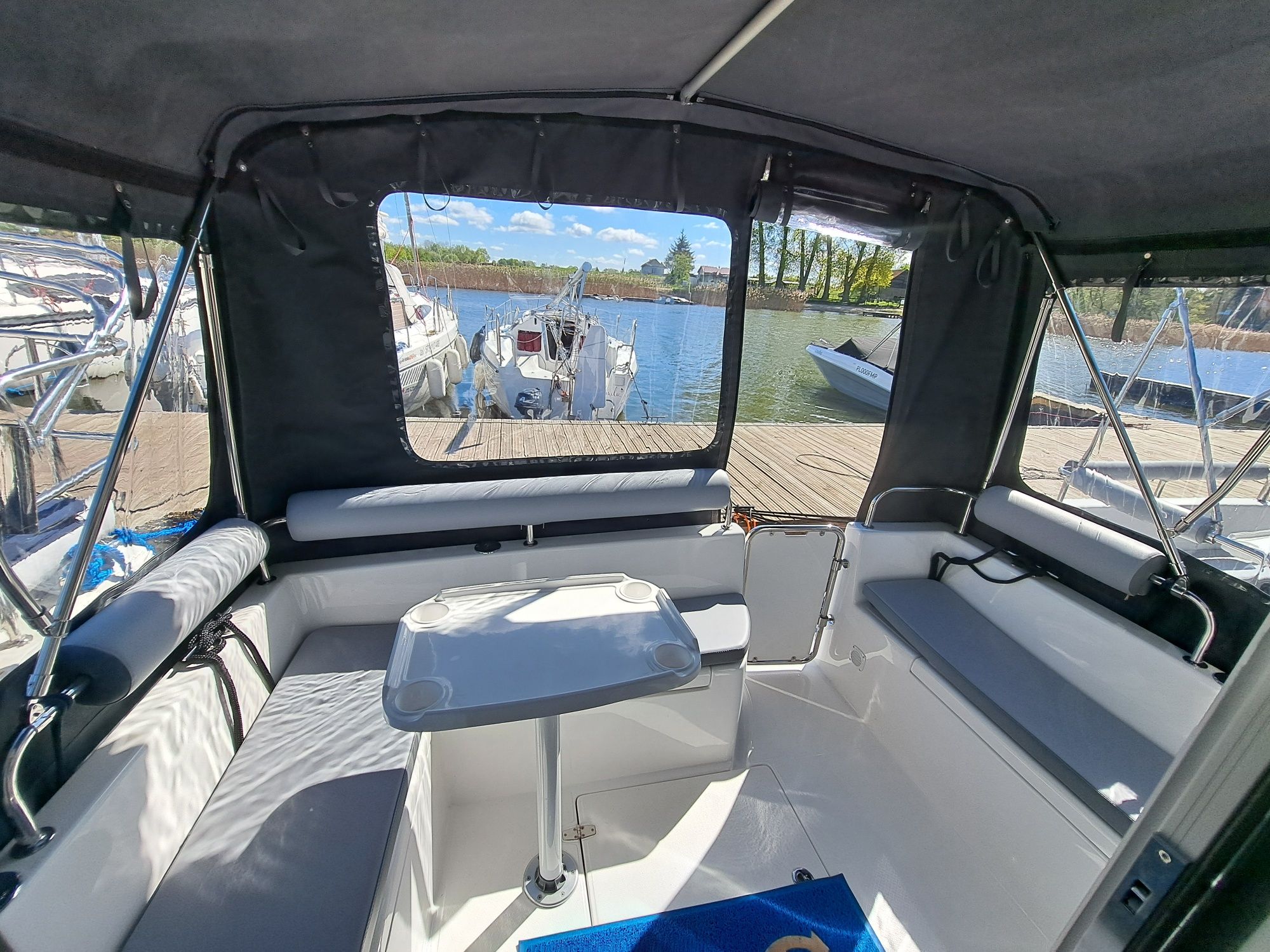 Czarter wynajem łodzi motorowej houseboat mazury bez patentu Quest 825