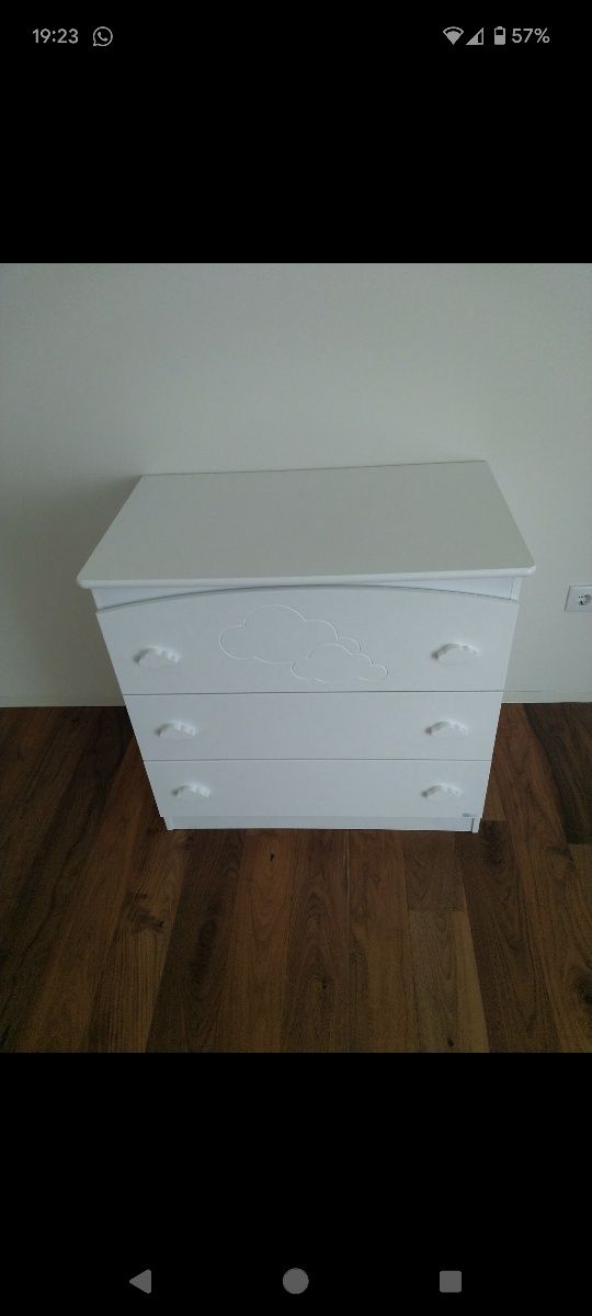 Conjunto de cama e cómoda de bebé