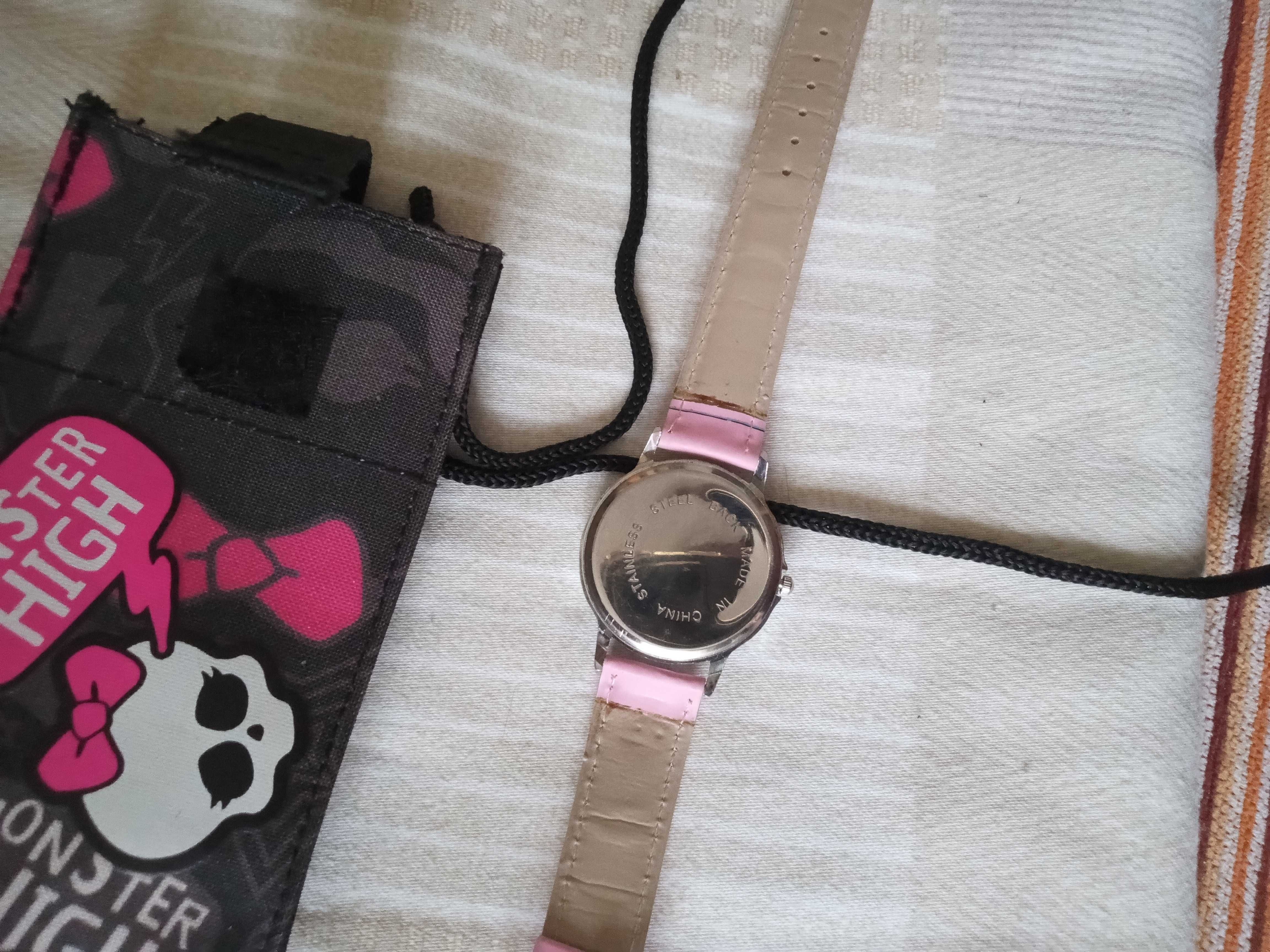 nowy zegarek dziecięcy z etui Monster High