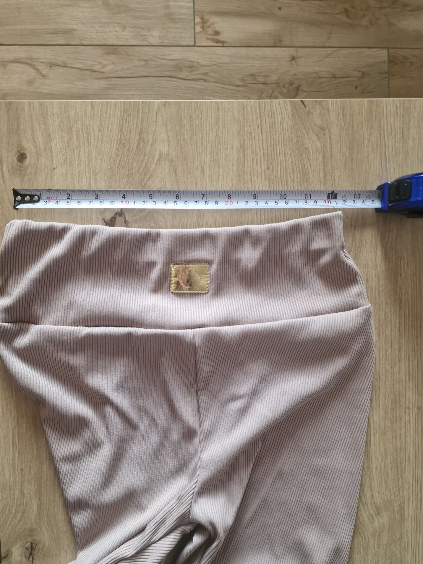 Bawełniane beżowe legginsy