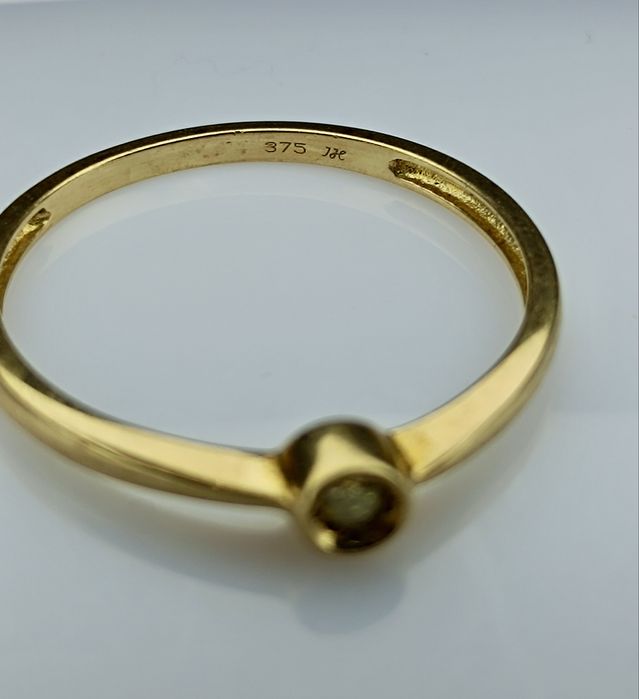 Золотое кольцо 375 пробы с бриллиантом