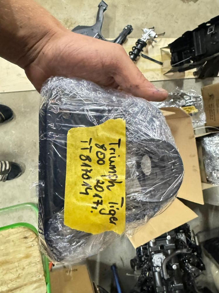 Triumph Tiger XRX 800 Osłona Stacyjki Wypełnienie Gniazdko Zapalniczki