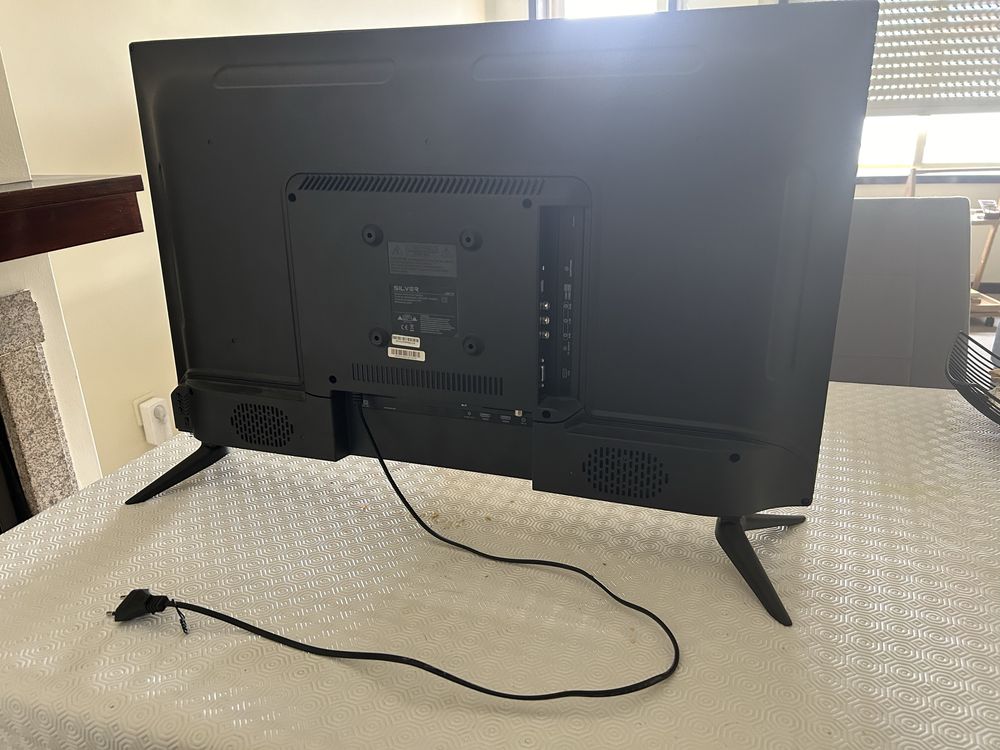 TV Silver 32" HD LED