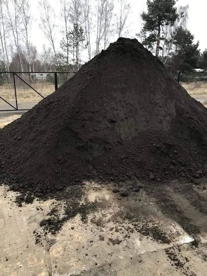Ziemia przesiewana czarnoziem humus koparka