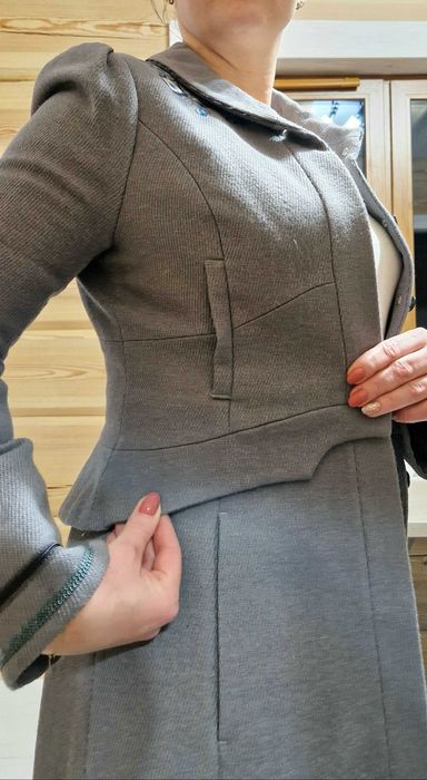 100% Wełniany płaszcz z haftowanymi kwiatami