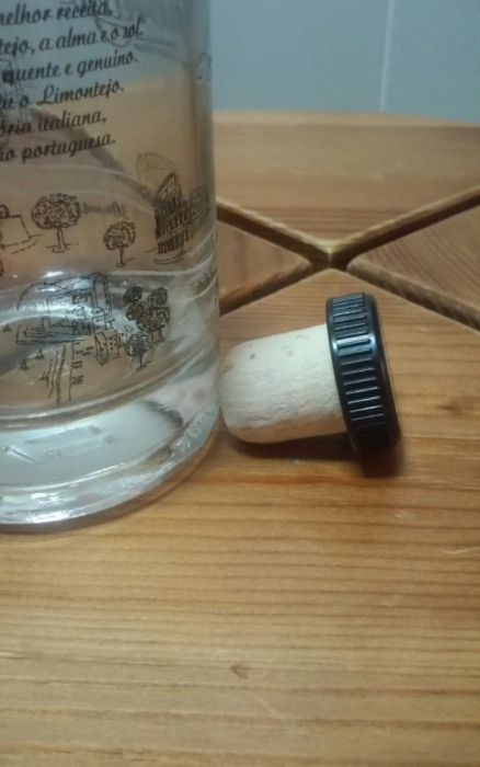 Garrafa de licor 200ml em vidro maciço com rolha de cortiça