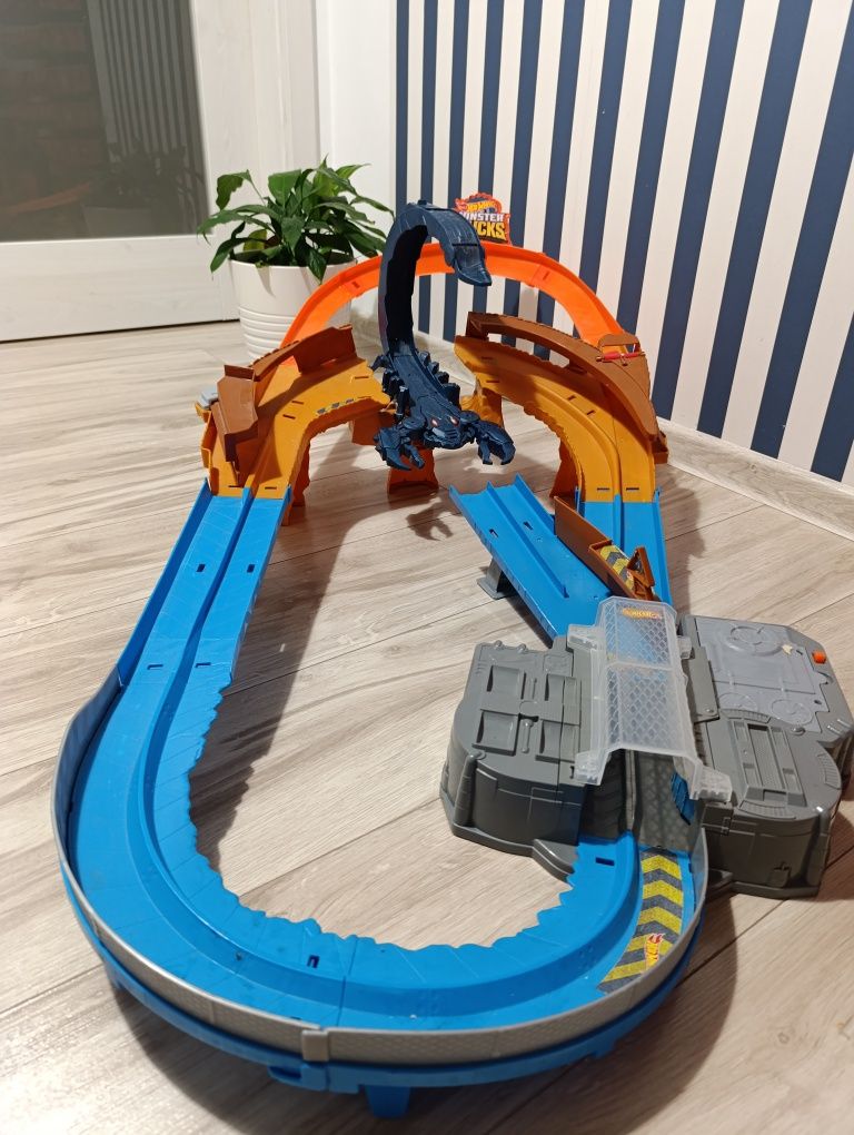 Hot wheels Gigantyczny akcelerator Skorpiona Tor