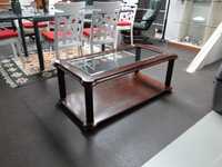Grande mesa de centro em madeira maciça com tampo em vidro