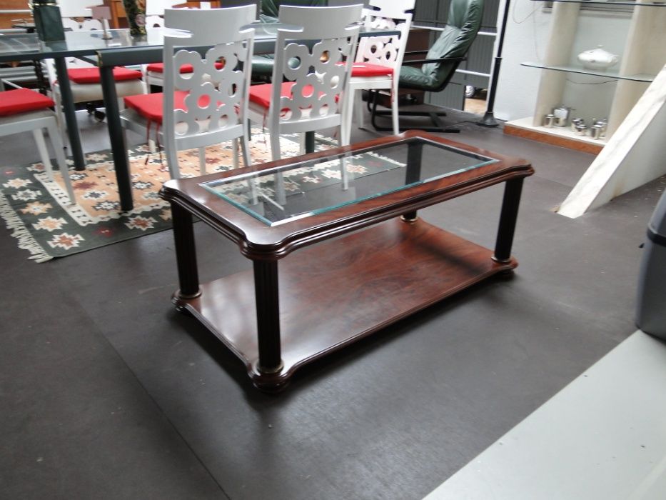 Grande mesa de centro em madeira maciça com tampo em vidro