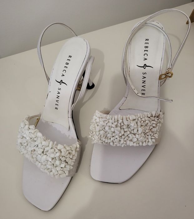 Sandálias brancas de cerimónia