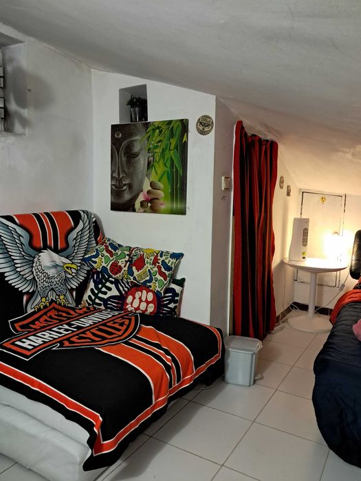 SOTÃO SOLTEIRO.Metro Chiado. CentroLisboa.Está DISPONÍVEL.