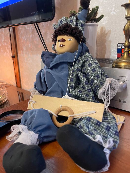 Дитяча іграшка клоун на гойдалці.