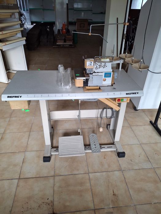 Maquina de corta e cose de 5 linhas