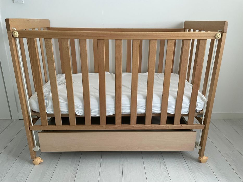 Cama bebé com gaveta