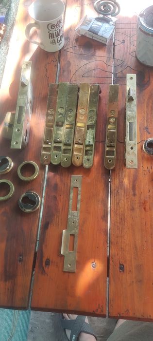 Продам замки й защолки на двері