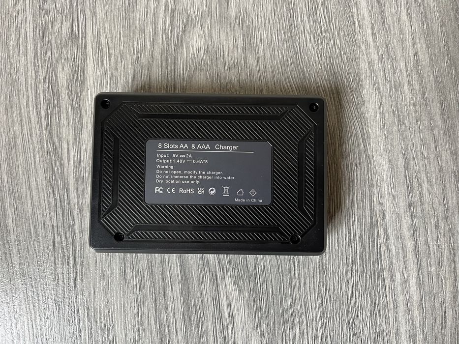 Зарядний пристрій для батарейок типу АА і ААА