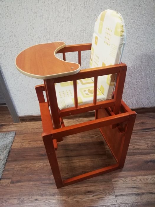 Drewniane krzesło i stolik do karmienia