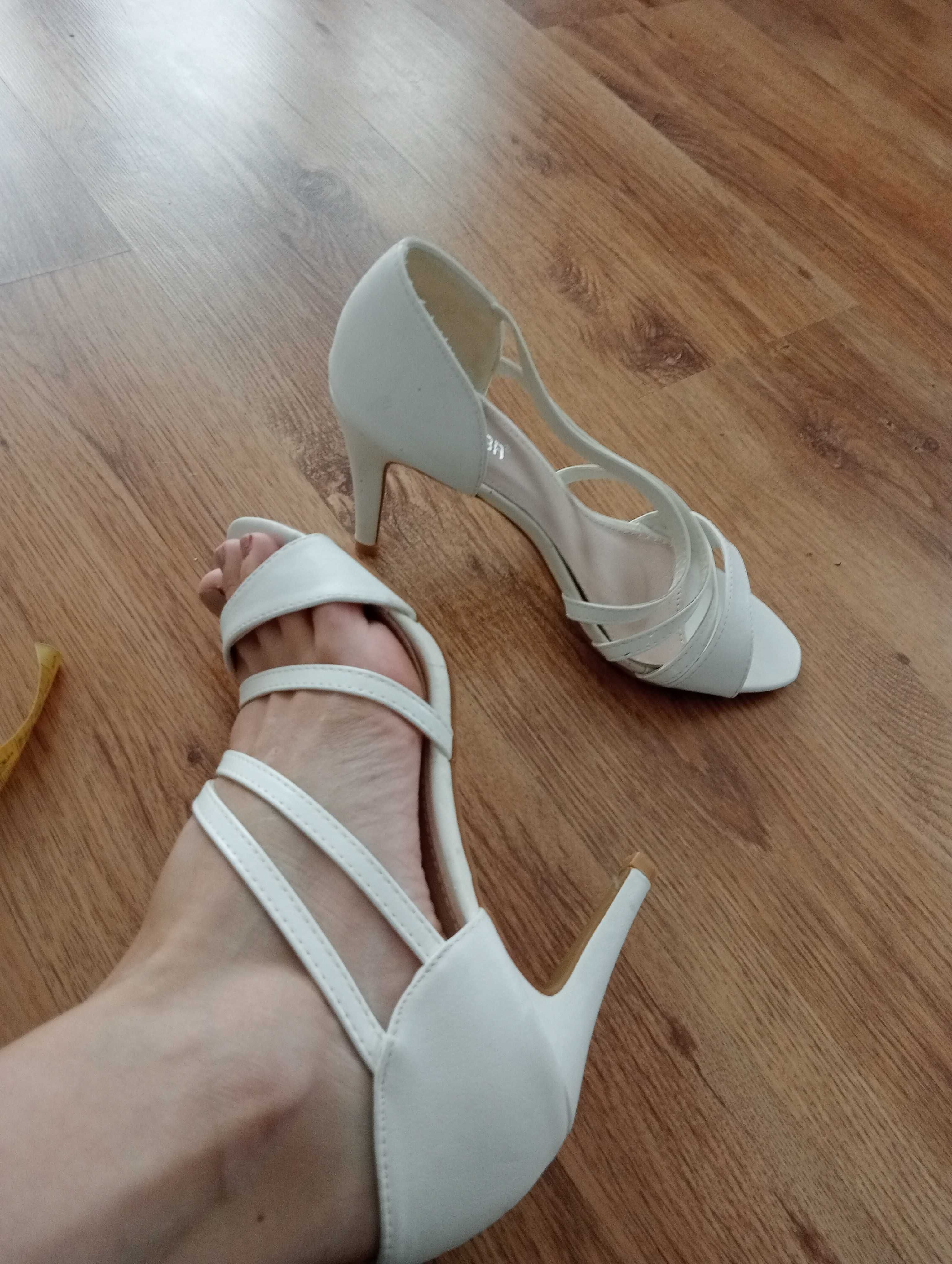 Białe buty nowe 40