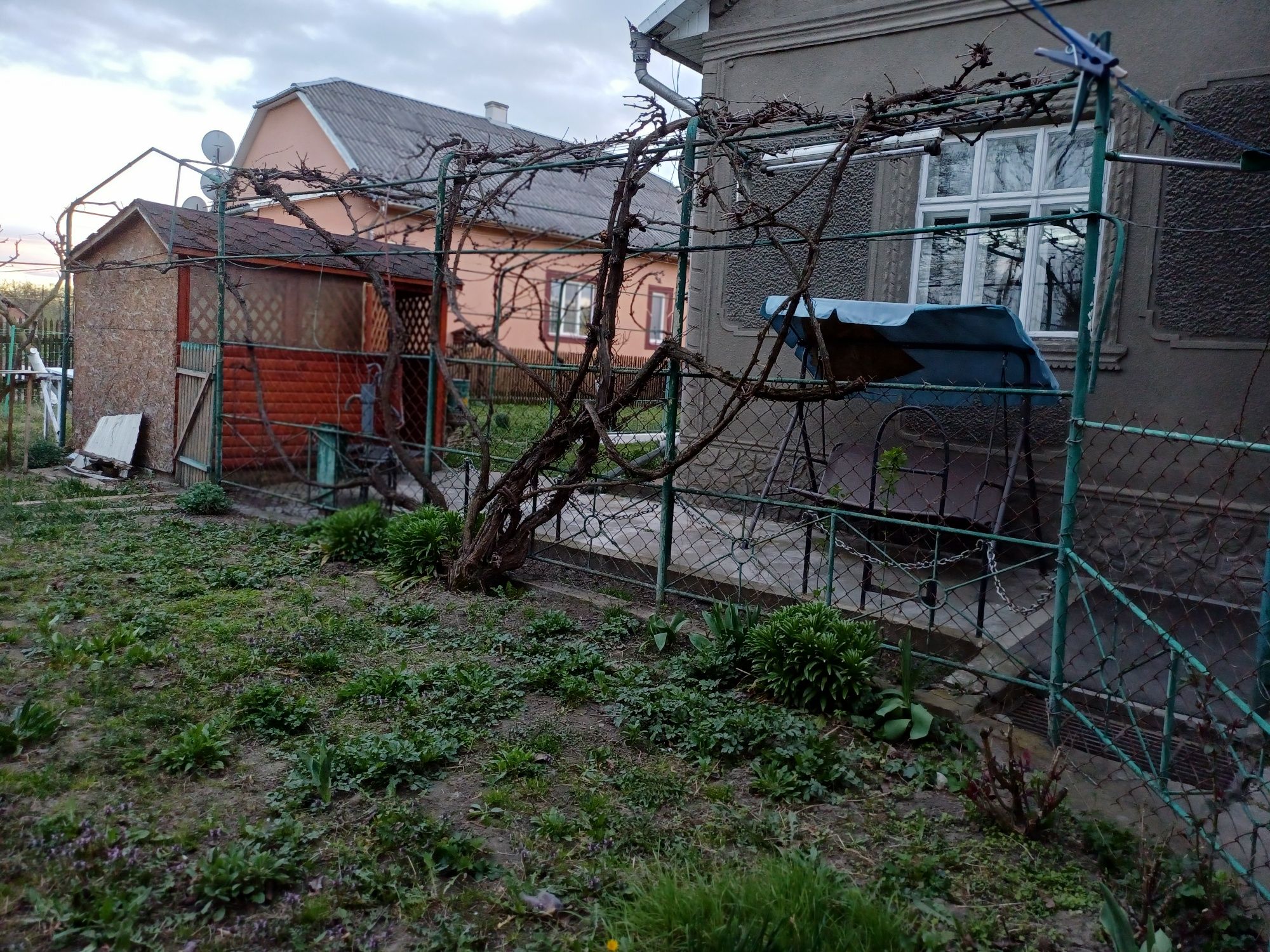 Продається будинок в м. Новоселиця, район  лазні, поблизу парку.