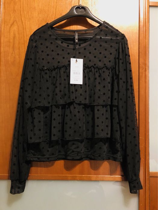 Blusa preta semi transparente às bolinhas