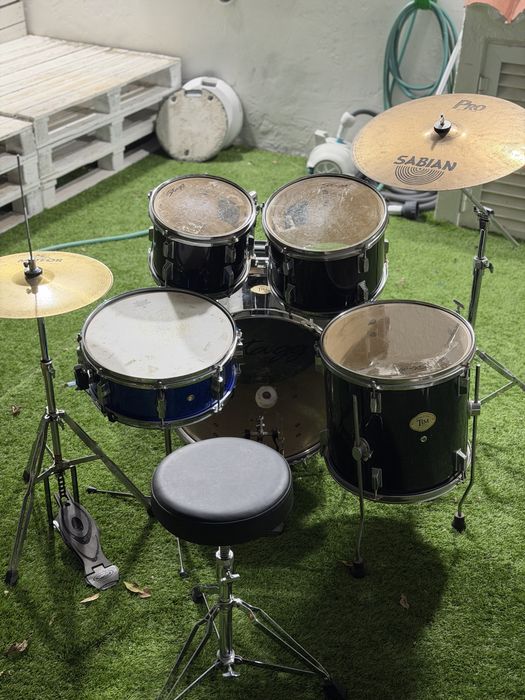 Bateria Stagg TIM com pratos Meinl e Sabian