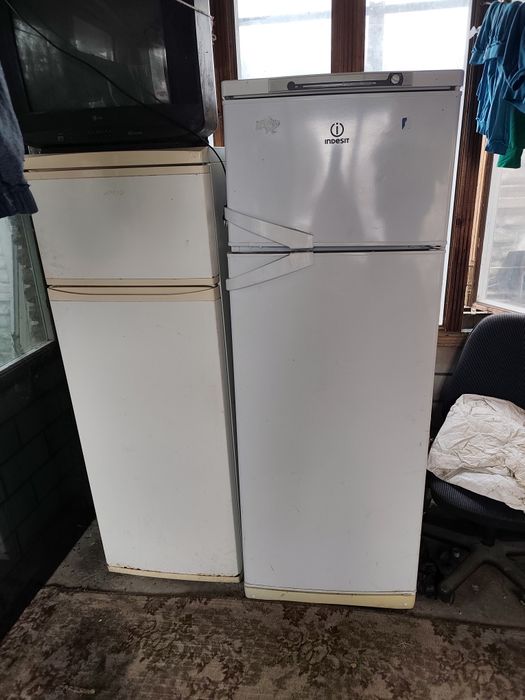 Продам два холодильника под ремонт или запчасти