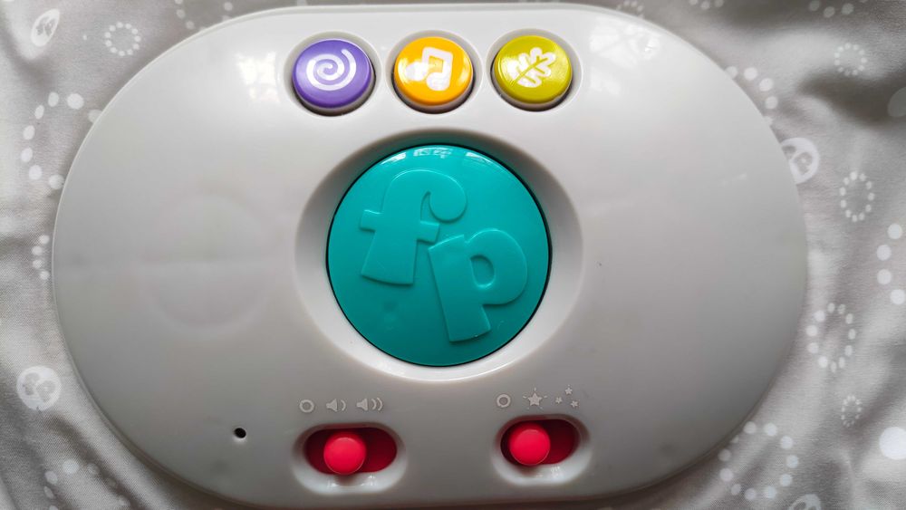 Mata grającą na łóżko